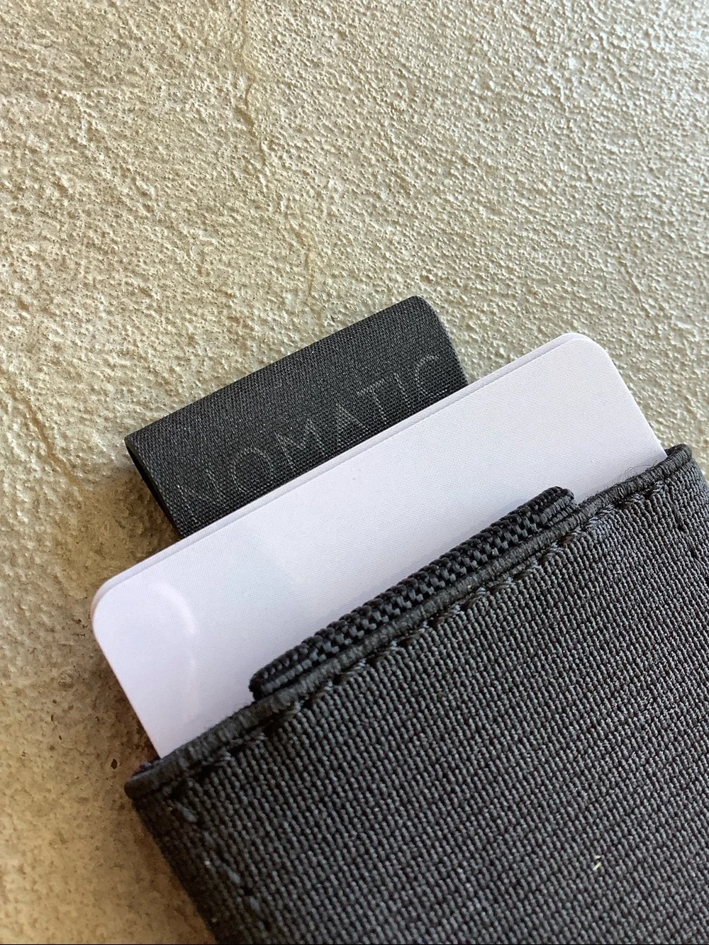 Nomatic black elastic wallet